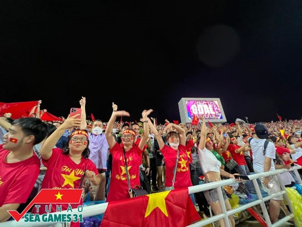 CĐV cả nước vỡ òa trong hạnh phúc, cùng đổ ra đường ăn mừng chiến thắng của U23 Việt Nam-22