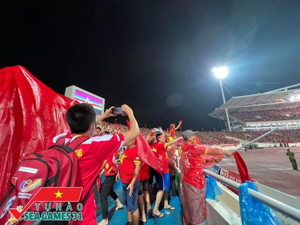 CĐV cả nước vỡ òa trong hạnh phúc, cùng đổ ra đường ăn mừng chiến thắng của U23 Việt Nam-23