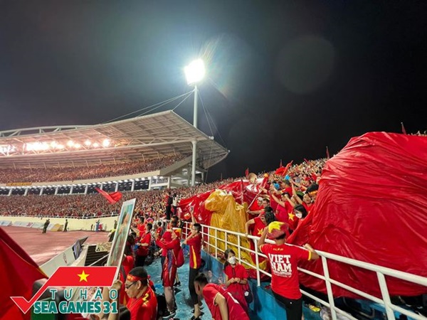 CĐV cả nước vỡ òa trong hạnh phúc, cùng đổ ra đường ăn mừng chiến thắng của U23 Việt Nam-24