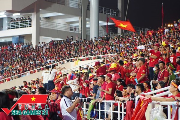 CĐV cả nước vỡ òa trong hạnh phúc, cùng đổ ra đường ăn mừng chiến thắng của U23 Việt Nam-25