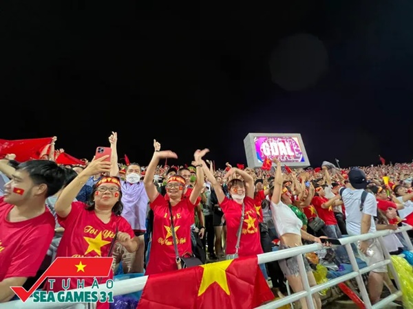 CĐV cả nước vỡ òa trong hạnh phúc, cùng đổ ra đường ăn mừng chiến thắng của U23 Việt Nam-27