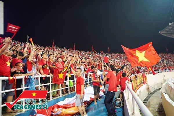 CĐV cả nước vỡ òa trong hạnh phúc, cùng đổ ra đường ăn mừng chiến thắng của U23 Việt Nam-1