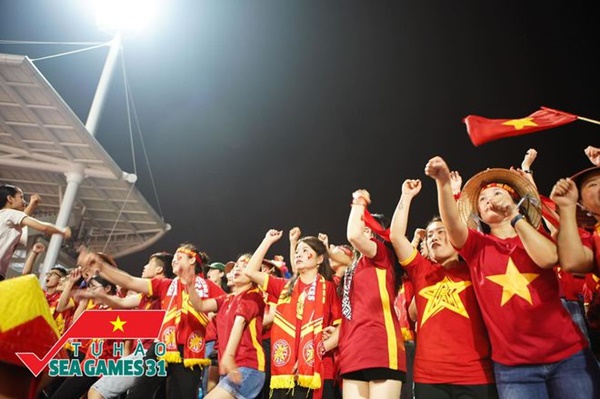 CĐV cả nước vỡ òa trong hạnh phúc, cùng đổ ra đường ăn mừng chiến thắng của U23 Việt Nam-2