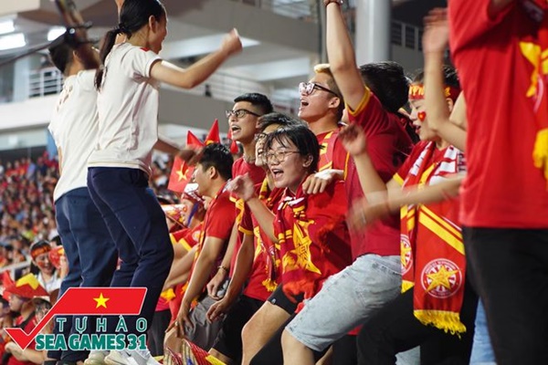CĐV cả nước vỡ òa trong hạnh phúc, cùng đổ ra đường ăn mừng chiến thắng của U23 Việt Nam-3