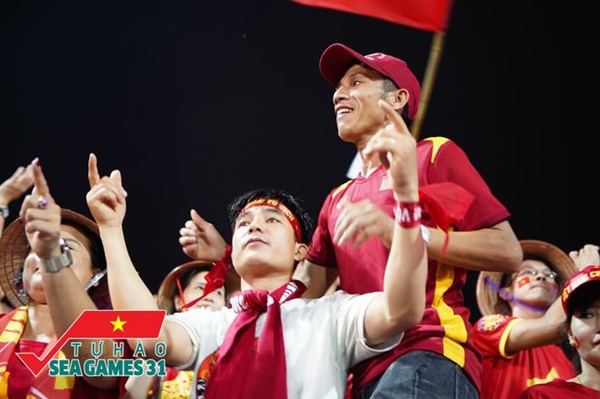 CĐV cả nước vỡ òa trong hạnh phúc, cùng đổ ra đường ăn mừng chiến thắng của U23 Việt Nam-4