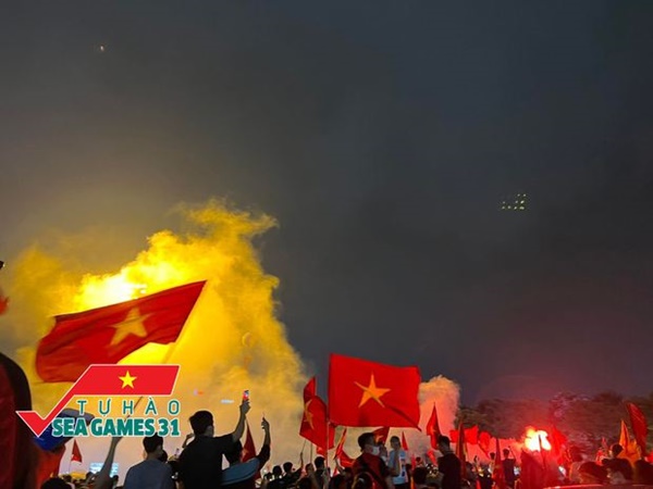 CĐV cả nước vỡ òa trong hạnh phúc, cùng đổ ra đường ăn mừng chiến thắng của U23 Việt Nam-6