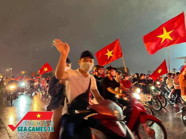 CĐV cả nước vỡ òa trong hạnh phúc, cùng đổ ra đường ăn mừng chiến thắng của U23 Việt Nam-7