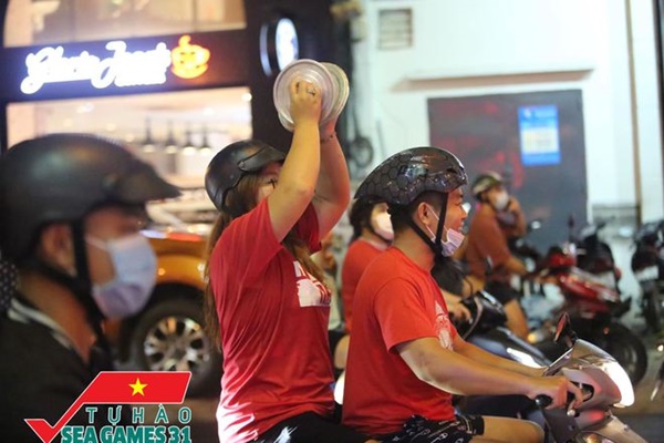 CĐV cả nước vỡ òa trong hạnh phúc, cùng đổ ra đường ăn mừng chiến thắng của U23 Việt Nam-8