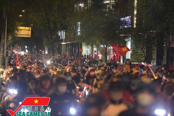 CĐV cả nước vỡ òa trong hạnh phúc, cùng đổ ra đường ăn mừng chiến thắng của U23 Việt Nam-9
