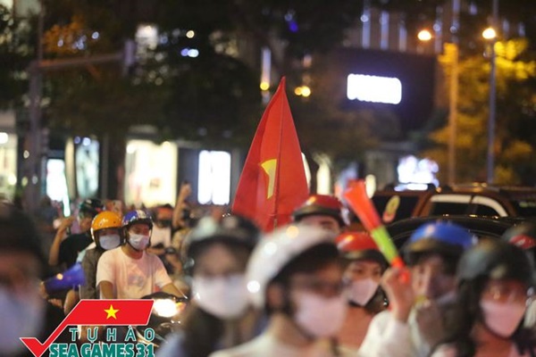 CĐV cả nước vỡ òa trong hạnh phúc, cùng đổ ra đường ăn mừng chiến thắng của U23 Việt Nam-10