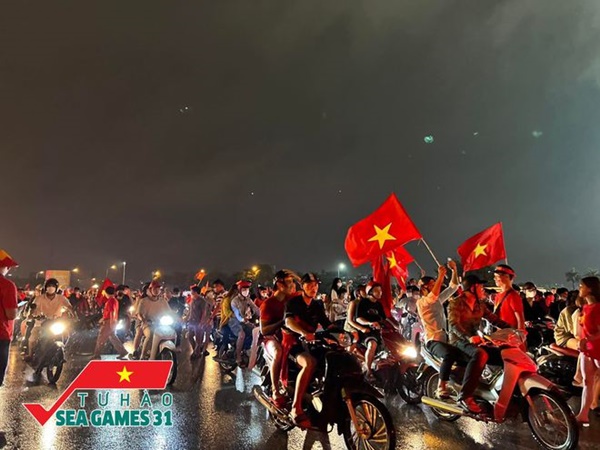 CĐV cả nước vỡ òa trong hạnh phúc, cùng đổ ra đường ăn mừng chiến thắng của U23 Việt Nam-11