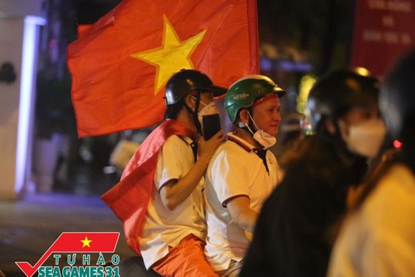 CĐV cả nước vỡ òa trong hạnh phúc, cùng đổ ra đường ăn mừng chiến thắng của U23 Việt Nam-12