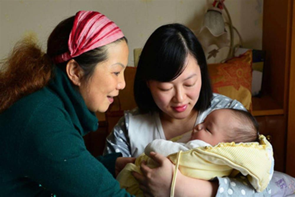 Mới sinh được 10 ngày mẹ chồng đã gọi điện bảo bà ngoại lên chăm cháu, sự thiết đãi thông gia của bà khiến tôi xấu hổ-1