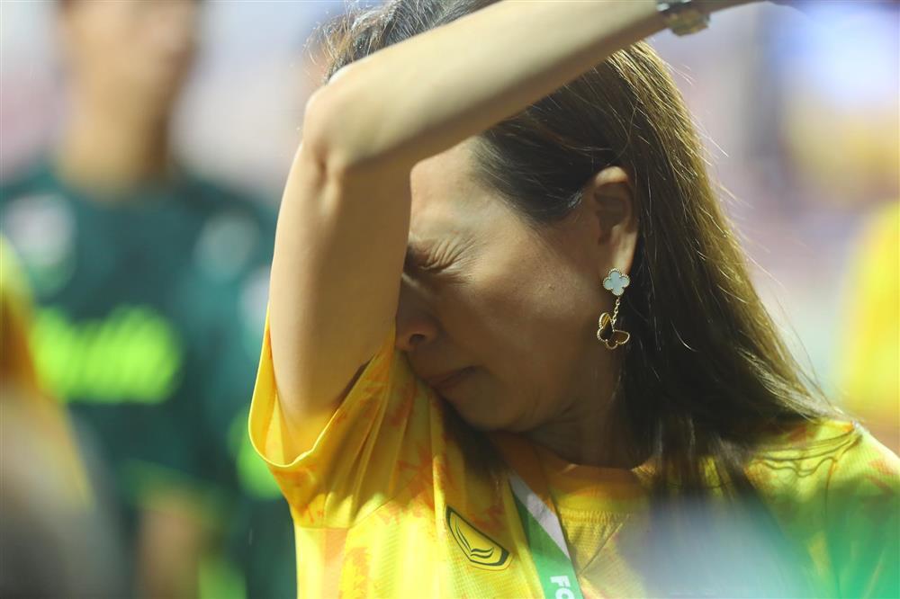 Trưởng đoàn bóng đá Thái bật khóc khi tuyển Việt Nam xưng vương-2