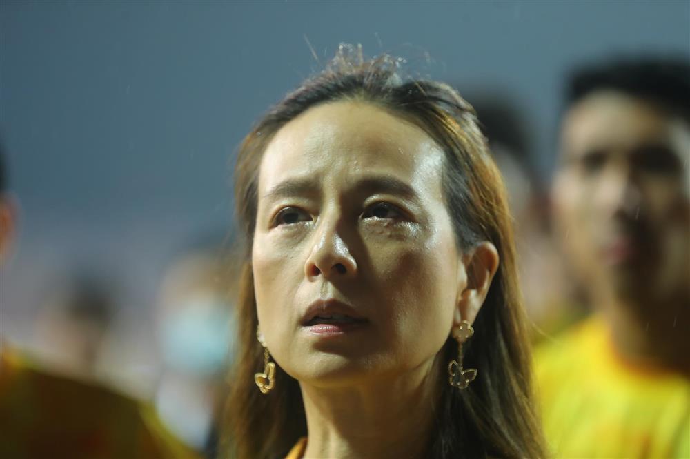 Trưởng đoàn bóng đá Thái bật khóc khi tuyển Việt Nam xưng vương-4