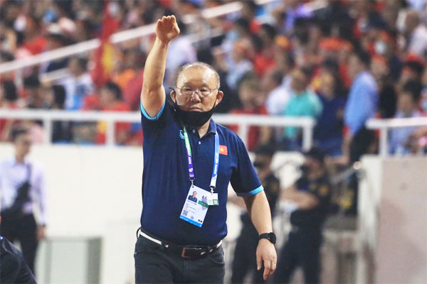 Mưa kéo dài làm đứt gãy mặt đường khiến 2 người rơi xuống bị thương-4