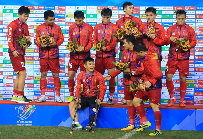 Lê Văn Xuân chống nạng lên nhận HCV SEA Games 31 và giọt nước mắt của bố-4