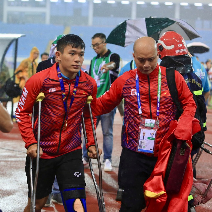 Lê Văn Xuân chống nạng lên nhận HCV SEA Games 31 và giọt nước mắt của bố-5
