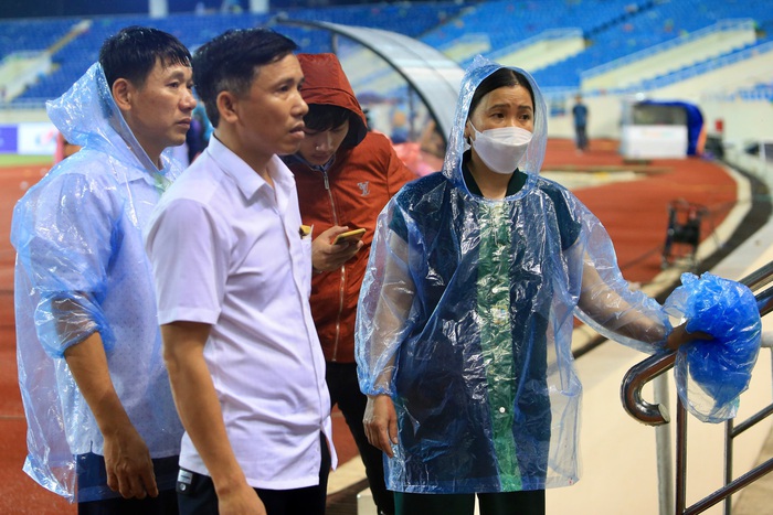 Lê Văn Xuân chống nạng lên nhận HCV SEA Games 31 và giọt nước mắt của bố-11
