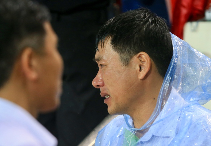 Lê Văn Xuân chống nạng lên nhận HCV SEA Games 31 và giọt nước mắt của bố-10