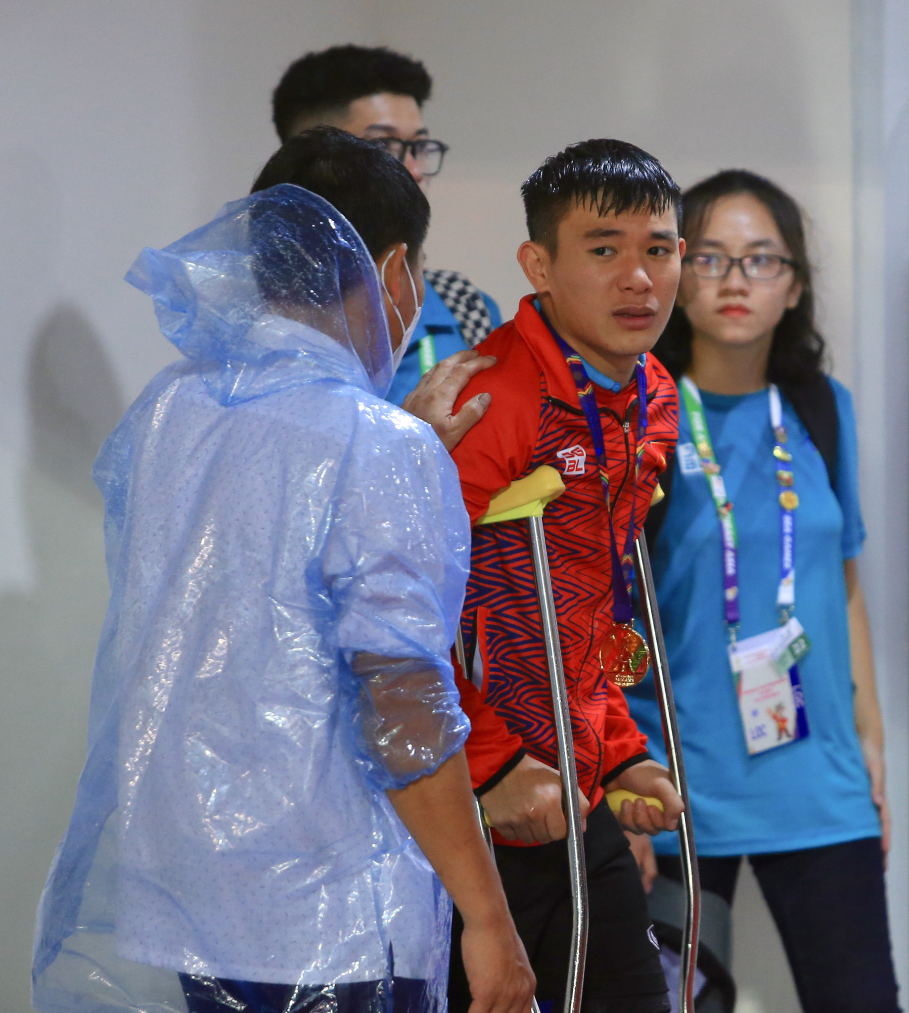Lê Văn Xuân chống nạng lên nhận HCV SEA Games 31 và giọt nước mắt của bố-6