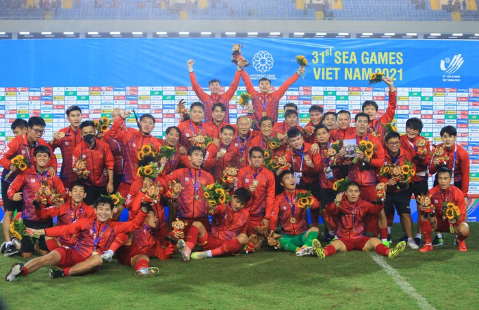 Lê Văn Xuân chống nạng lên nhận HCV SEA Games 31 và giọt nước mắt của bố-1