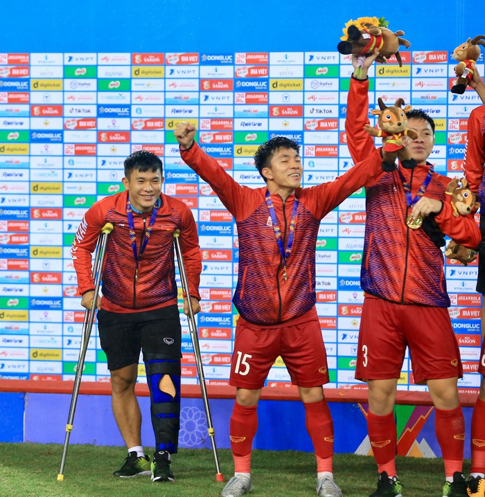 Lê Văn Xuân chống nạng lên nhận HCV SEA Games 31 và giọt nước mắt của bố-3