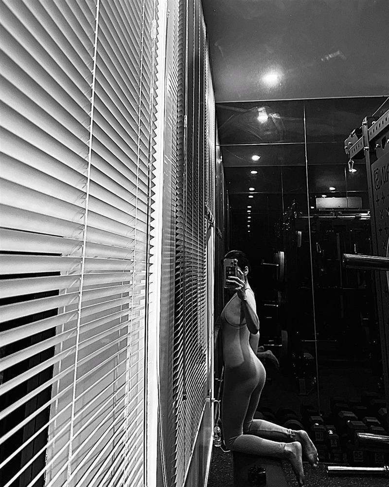 Lệ Quyên gây lú với cảnh khoe body như khỏa thân-1