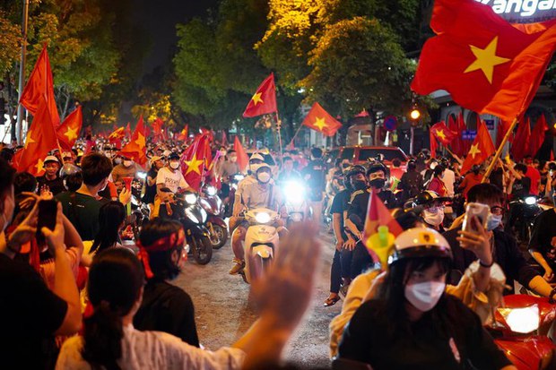 Dàn sao Vbiz vỡ oà, xuống phố đi bão mừng đội tuyển Việt Nam vô địch, riêng Thuỳ Tiên gây chú ý vì biểu cảm quá đáng yêu-13