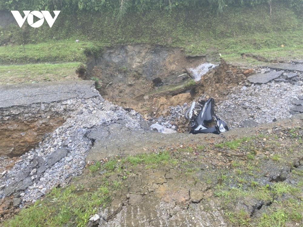 Mưa kéo dài làm đứt gãy mặt đường khiến 2 người rơi xuống bị thương-1