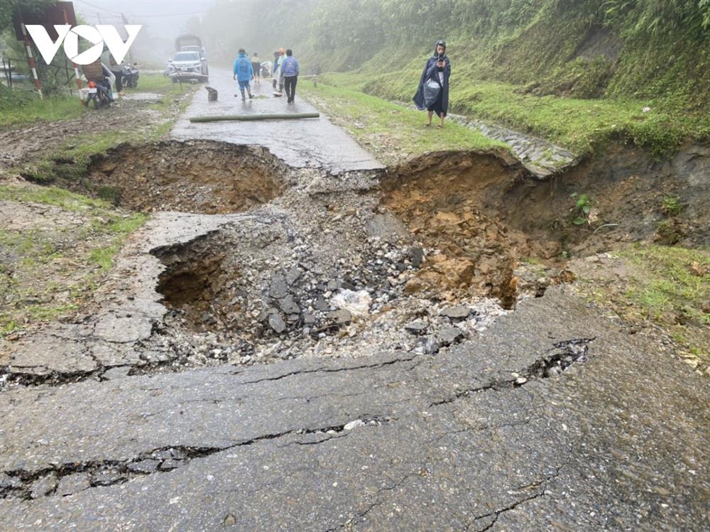Mưa kéo dài làm đứt gãy mặt đường khiến 2 người rơi xuống bị thương-2