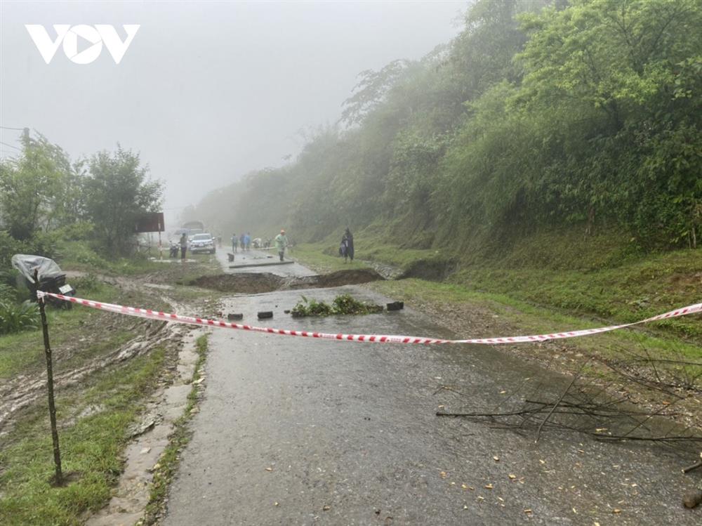 Mưa kéo dài làm đứt gãy mặt đường khiến 2 người rơi xuống bị thương-3