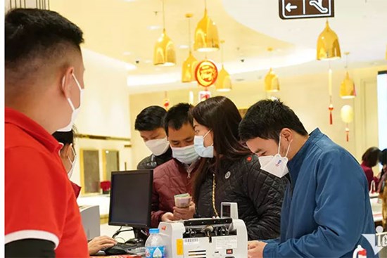 Giá vàng hôm nay 23/5: Tháo chạy khỏi nguy cơ, dồn tiền mua vàng