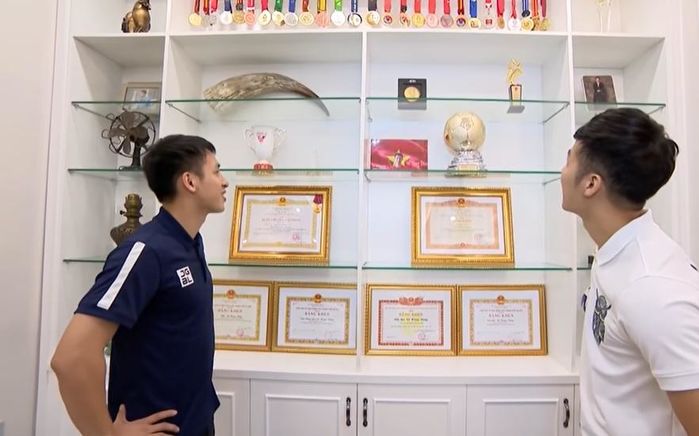 Ngắm nhà 3 cầu thủ trên tuổi của U23 Việt Nam: Tiến Linh - Hoàng Đức ở nhà bao sang xịn, Hùng Dũng sở hữu biệt thự 10 tỷ-24