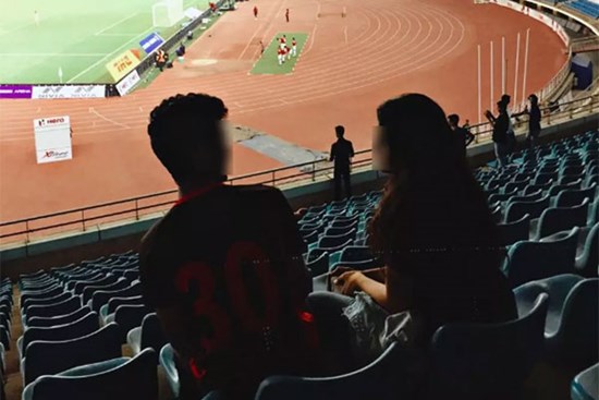 Bại lộ chuyện ngoại tình với cô bồ xinh đẹp sau một trận bóng đá