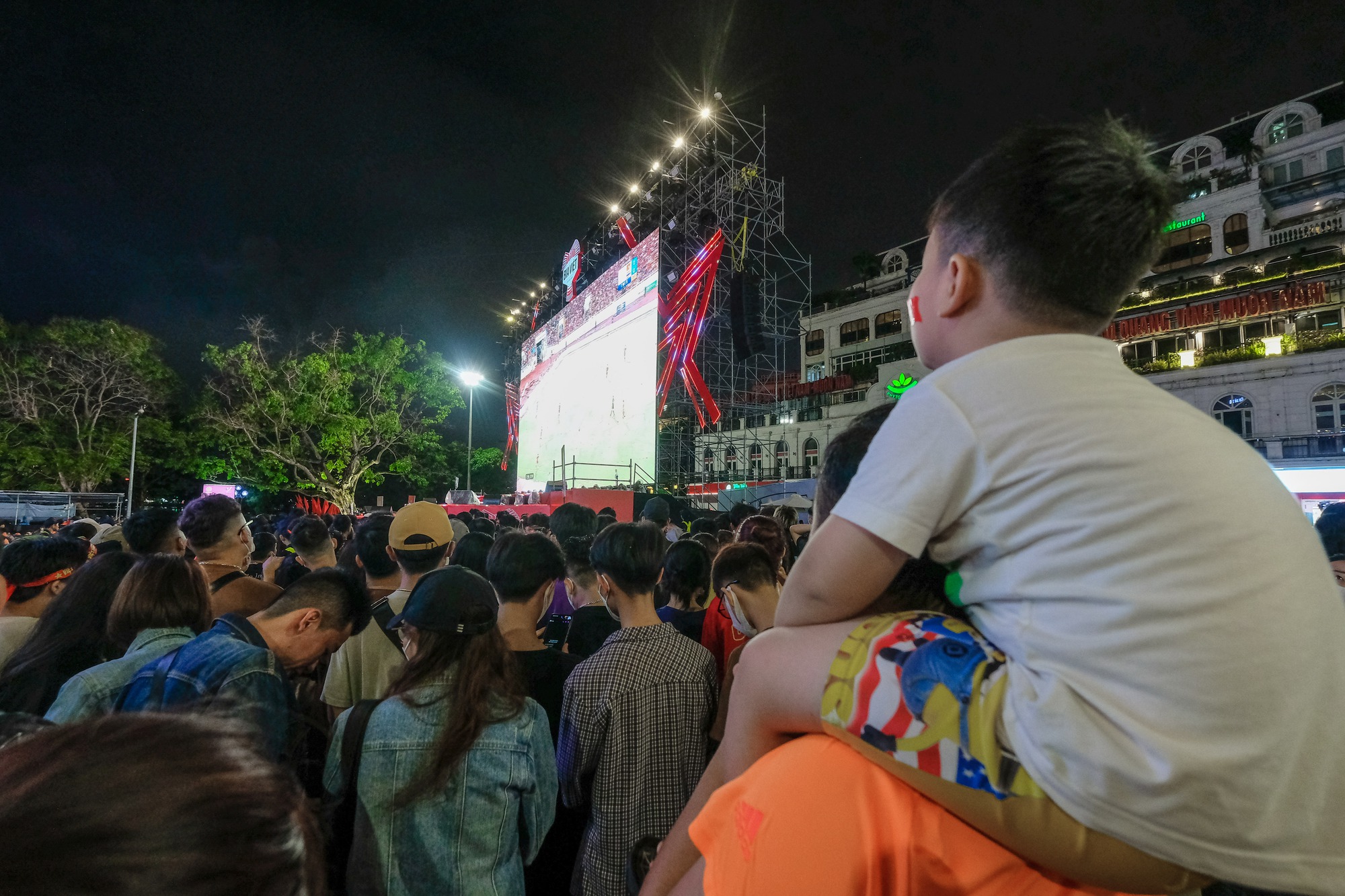 Nhìn lại những khoảnh khắc tuyệt vời nhất trận bão đêm qua, chỉ có bóng đá mới đem con người ta lại gần nhau đến vậy!-1