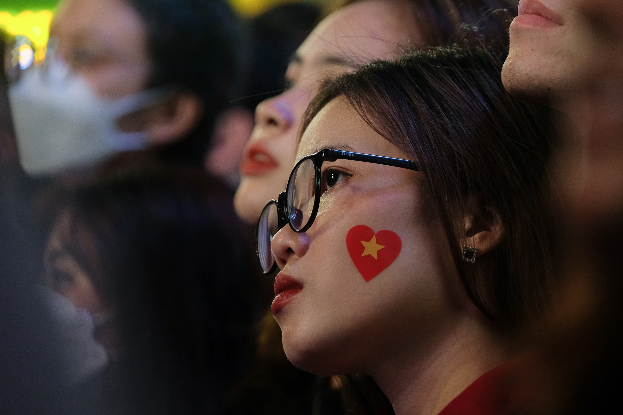 Nhìn lại những khoảnh khắc tuyệt vời nhất trận bão đêm qua, chỉ có bóng đá mới đem con người ta lại gần nhau đến vậy!-3