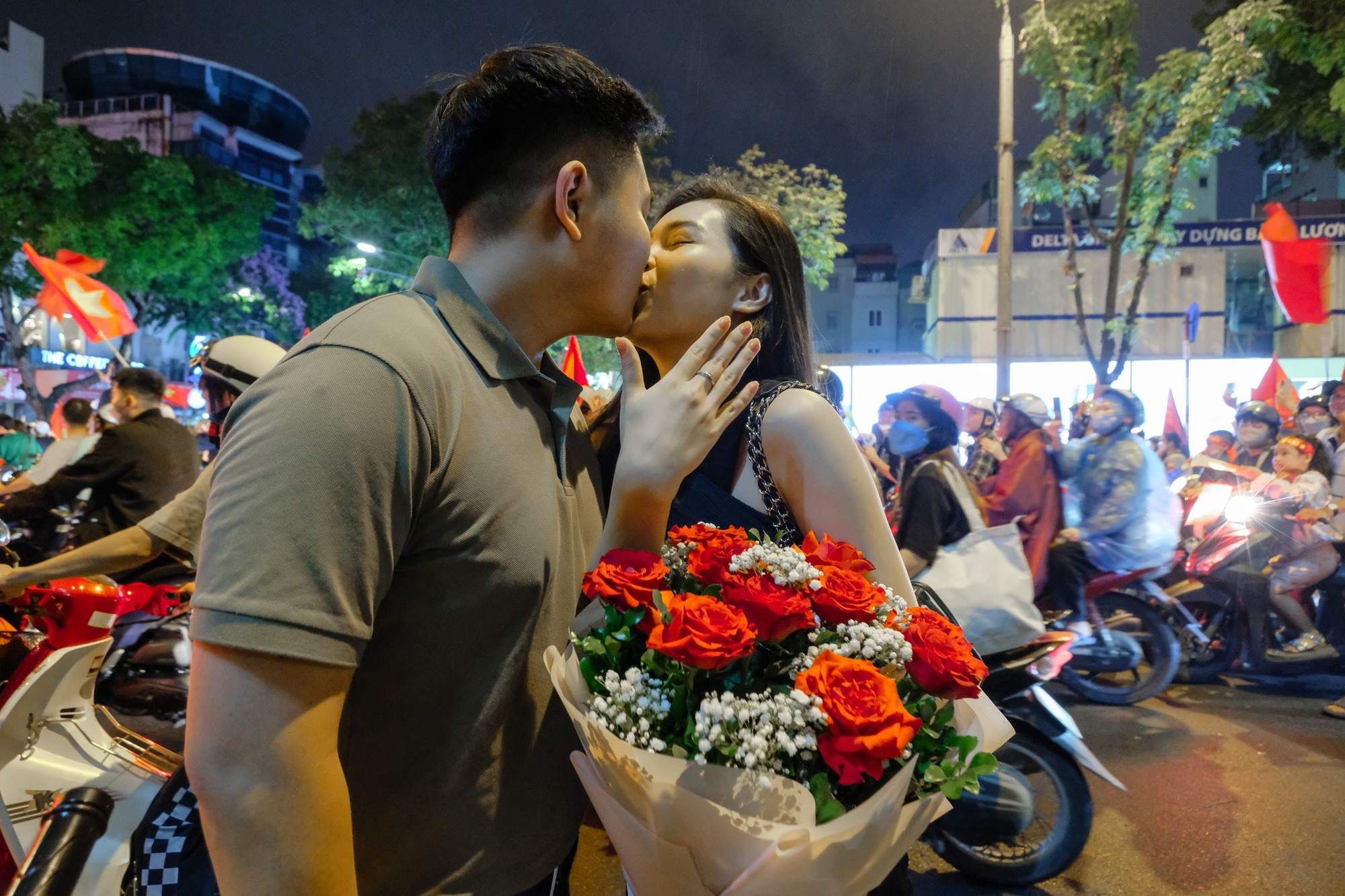 Nhìn lại những khoảnh khắc tuyệt vời nhất trận bão đêm qua, chỉ có bóng đá mới đem con người ta lại gần nhau đến vậy!-7