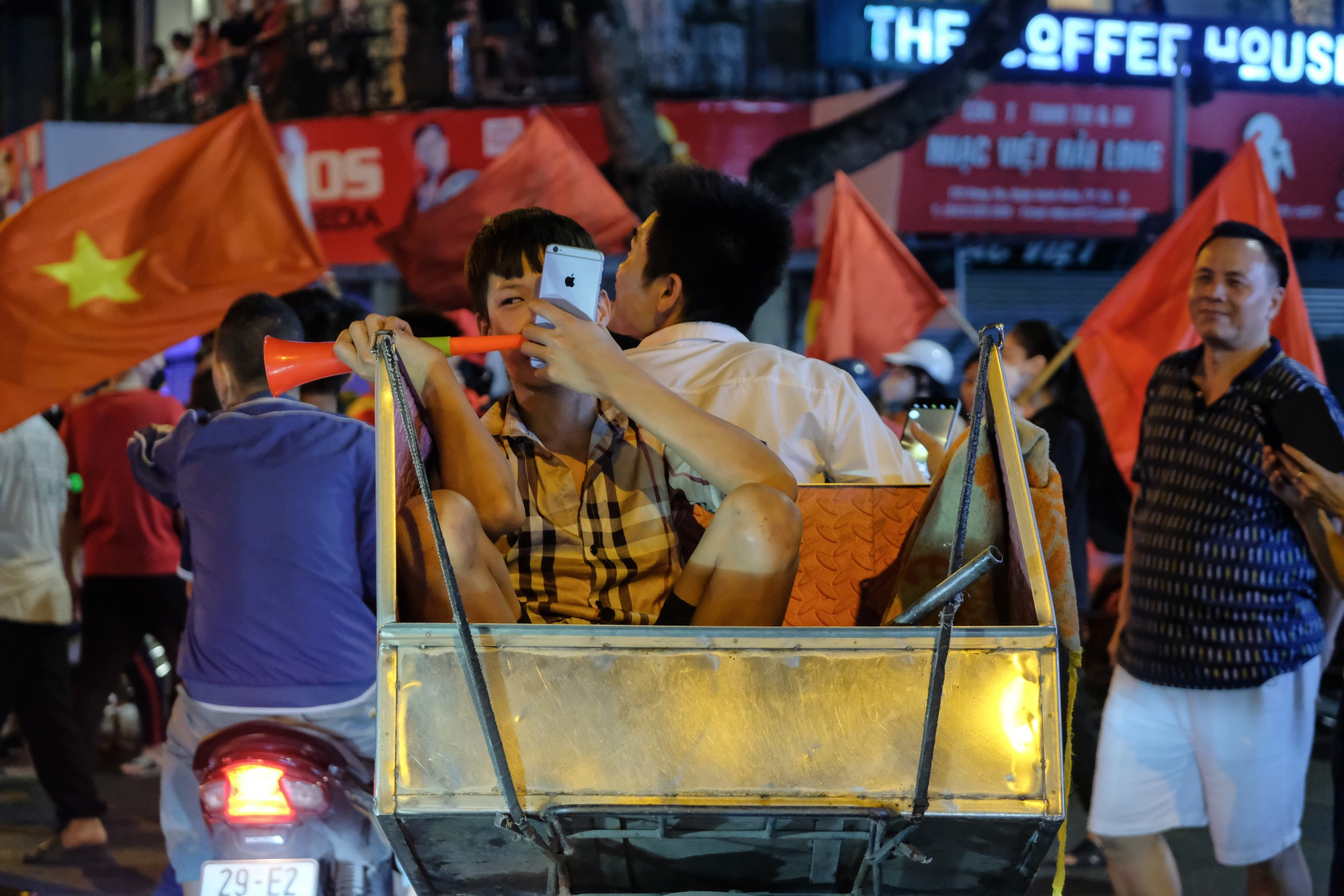 Nhìn lại những khoảnh khắc tuyệt vời nhất trận bão đêm qua, chỉ có bóng đá mới đem con người ta lại gần nhau đến vậy!-13