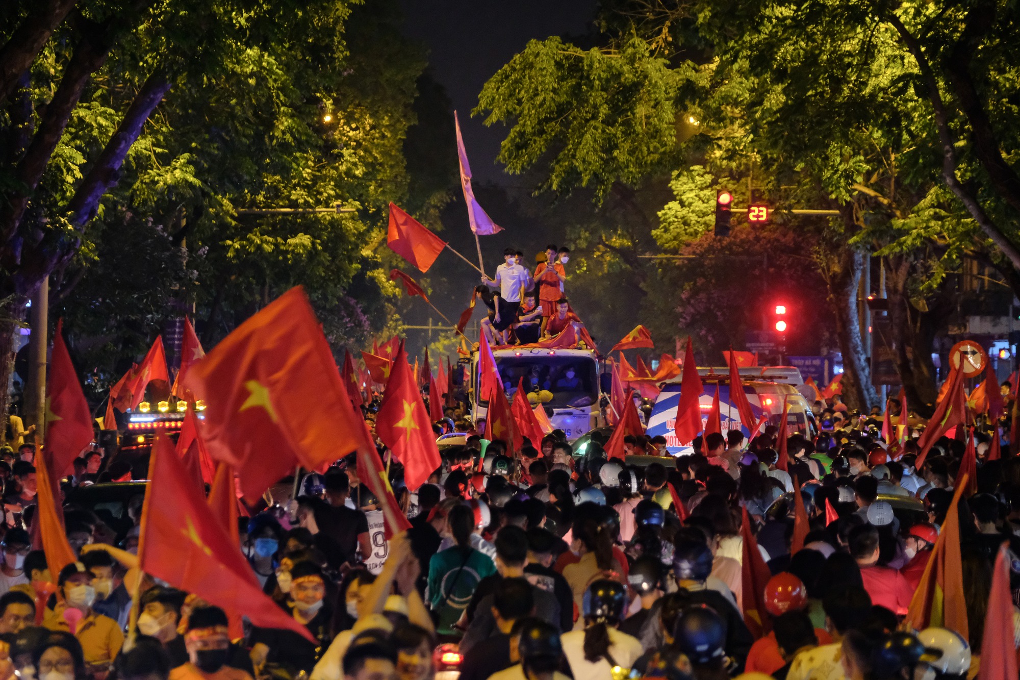 Nhìn lại những khoảnh khắc tuyệt vời nhất trận bão đêm qua, chỉ có bóng đá mới đem con người ta lại gần nhau đến vậy!-9