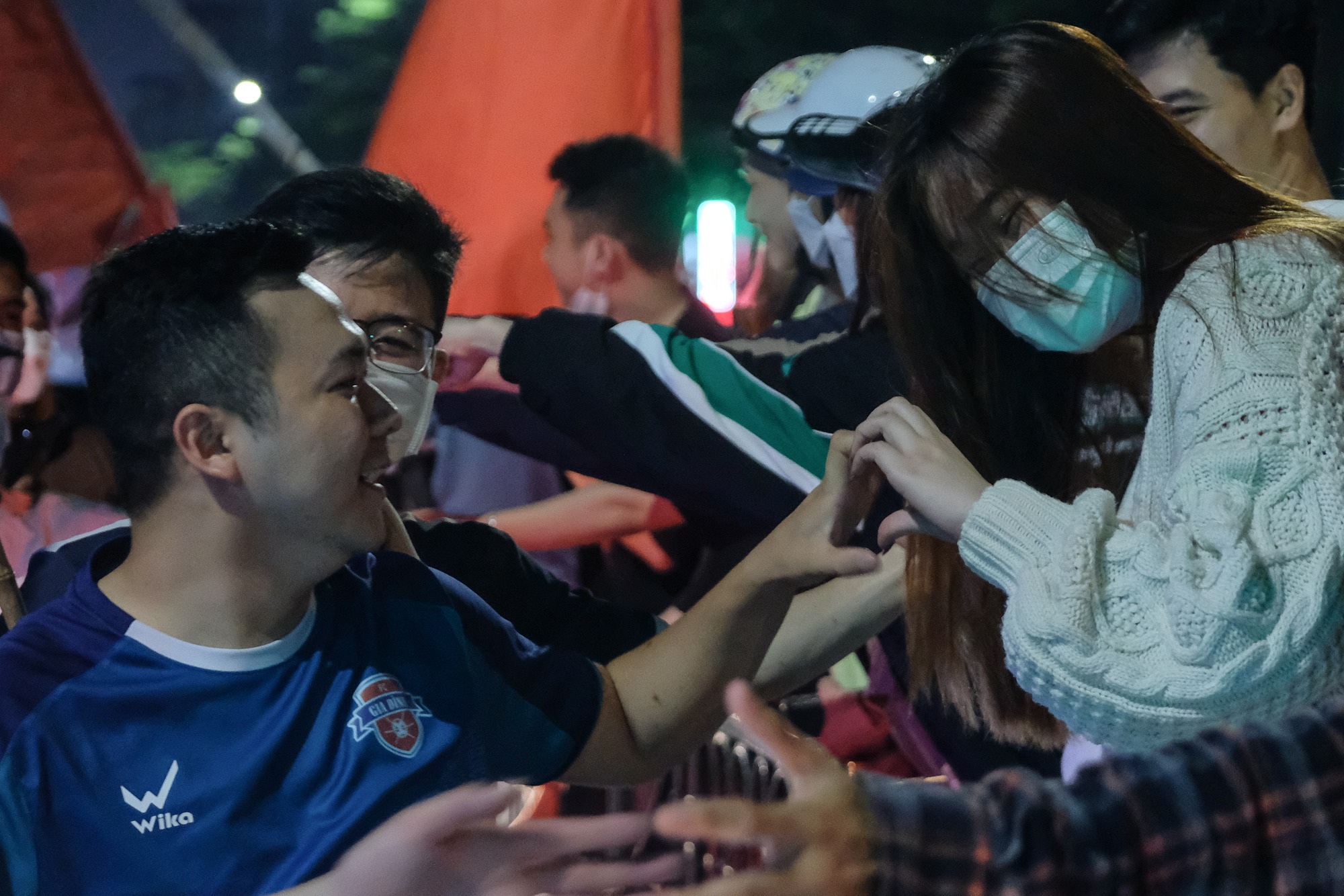 Nhìn lại những khoảnh khắc tuyệt vời nhất trận bão đêm qua, chỉ có bóng đá mới đem con người ta lại gần nhau đến vậy!-20