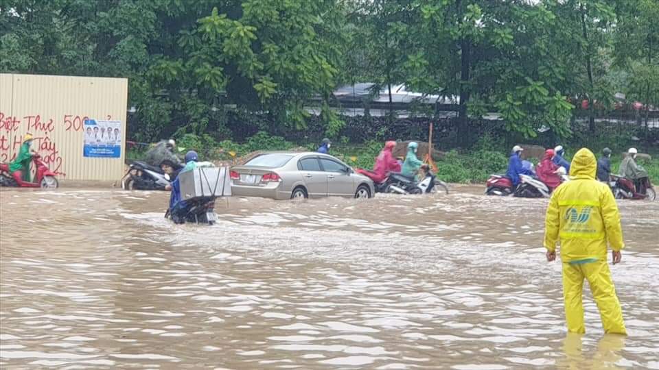 Hà Nội: Một số nơi ngập sâu sau mưa lớn-4