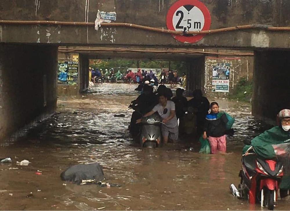 Hà Nội: Một số nơi ngập sâu sau mưa lớn-5