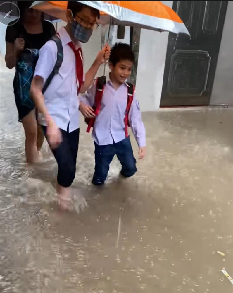 Hà Nội: Một số nơi ngập sâu sau mưa lớn-10