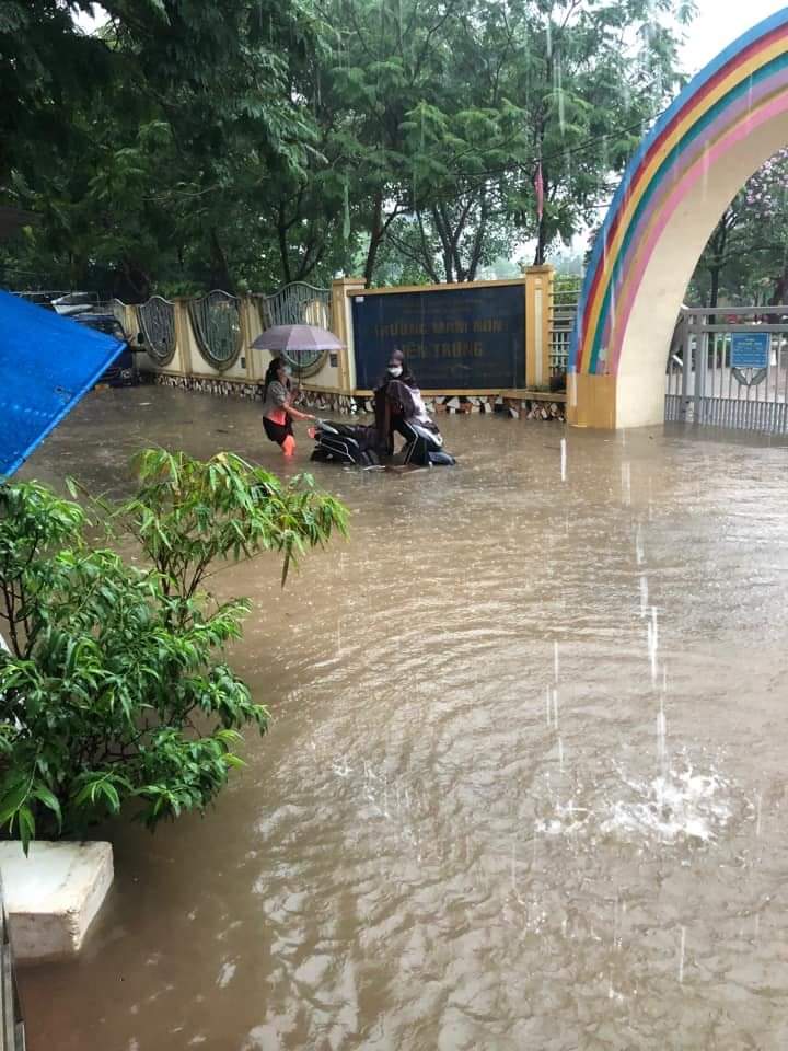 Hà Nội: Một số nơi ngập sâu sau mưa lớn-11