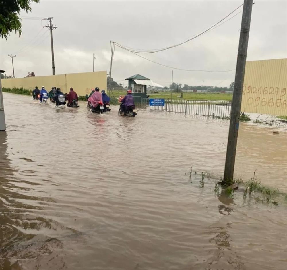 Hà Nội: Một số nơi ngập sâu sau mưa lớn-9