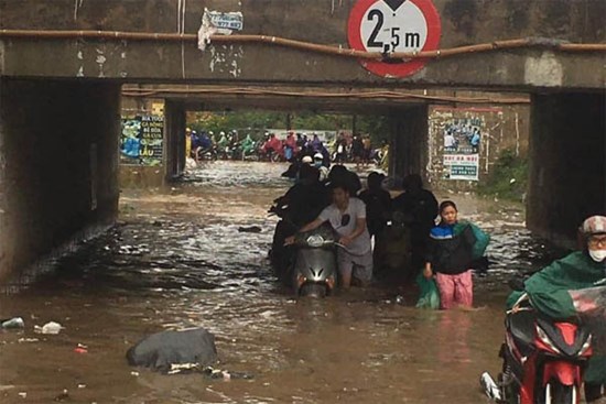 Hà Nội: Một số nơi ngập sâu sau mưa lớn