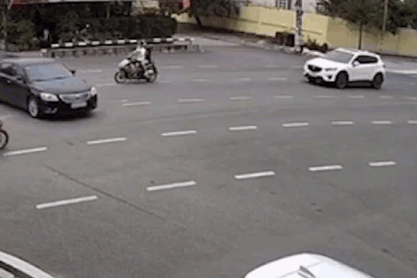 Sau va chạm, tài xế vội xuống xe khiến ô tô trôi lùi, cuốn người bị nạn vào gầm