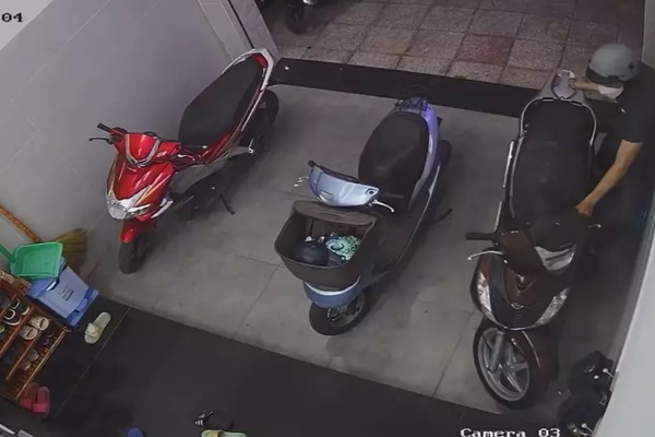 Camera ghi cảnh bẻ trộm gương ôtô ở TP.HCM-1