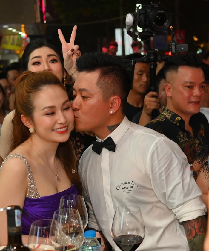 Nhân dịp sinh nhật bà xã, Tuấn Hưng khéo nịnh vợ: Cứ viết tiếp những ký ức đẹp, phần còn lại để bố lo-2